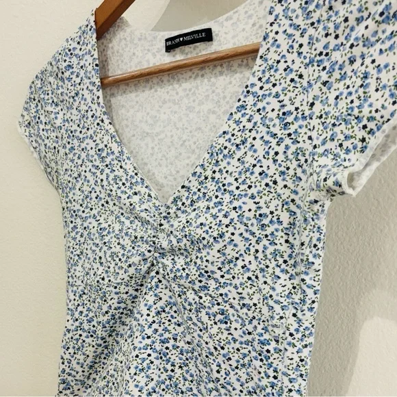 🌼🪻💙🕊️Brandy Melville Blue Floral Gina Top - Picture 5 of 6